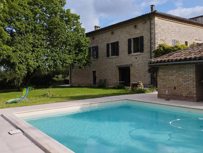 Chambre d’hôte pour 2 personnes, avec terrasse ainsi que piscine et jardin à Puygaillard-de-Quercy