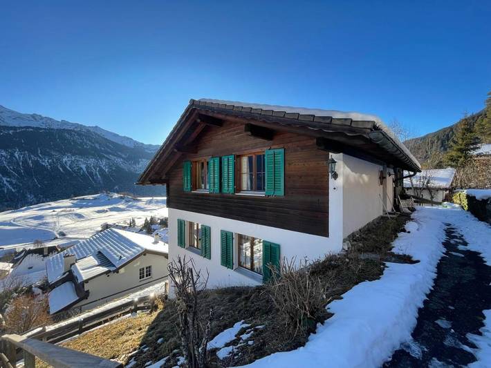 Ferienwohnung für 4 Personen, mit Balkon und Terrasse sowie Garten und Ausblick in Alvaneu