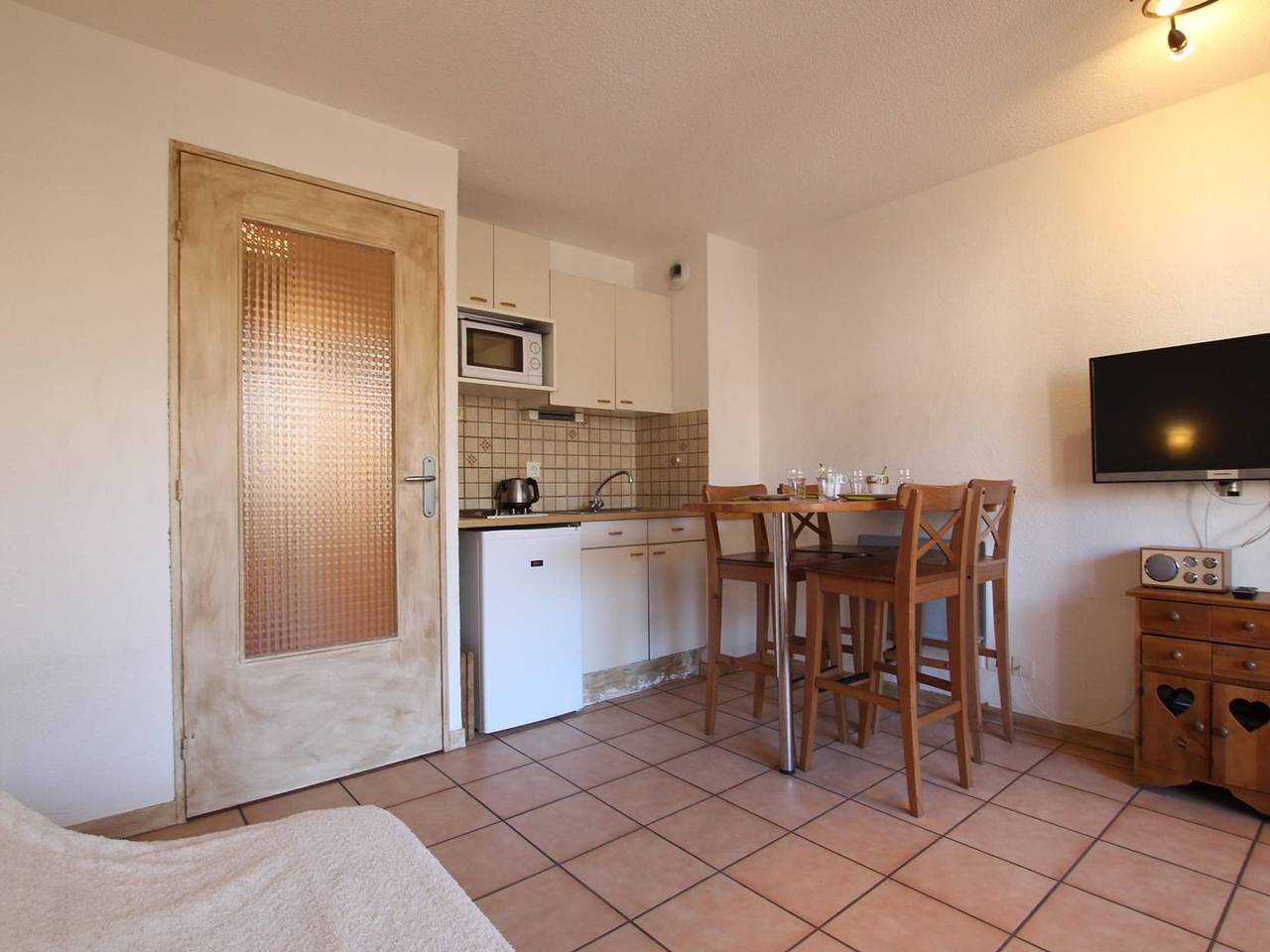 Entire apartment, Charming Studio in Briançon - Mountain Views, Sleeps 4, Close to Slopes & Shops in Briançon, Serre Chevalier