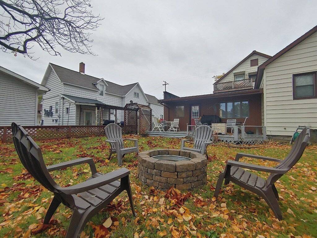Huge historic on Lake Michigan w/ large yard, fire pit, Bbq & air conditioning in Manistee, Manistee County