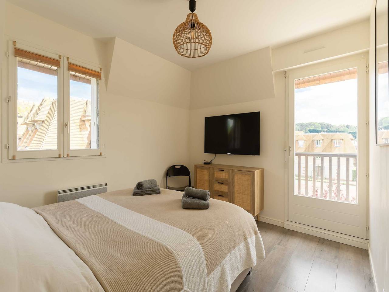 Entire apartment, Renovated apartment sleeping 6 - pool and tennis in Deauville, Lisieux region