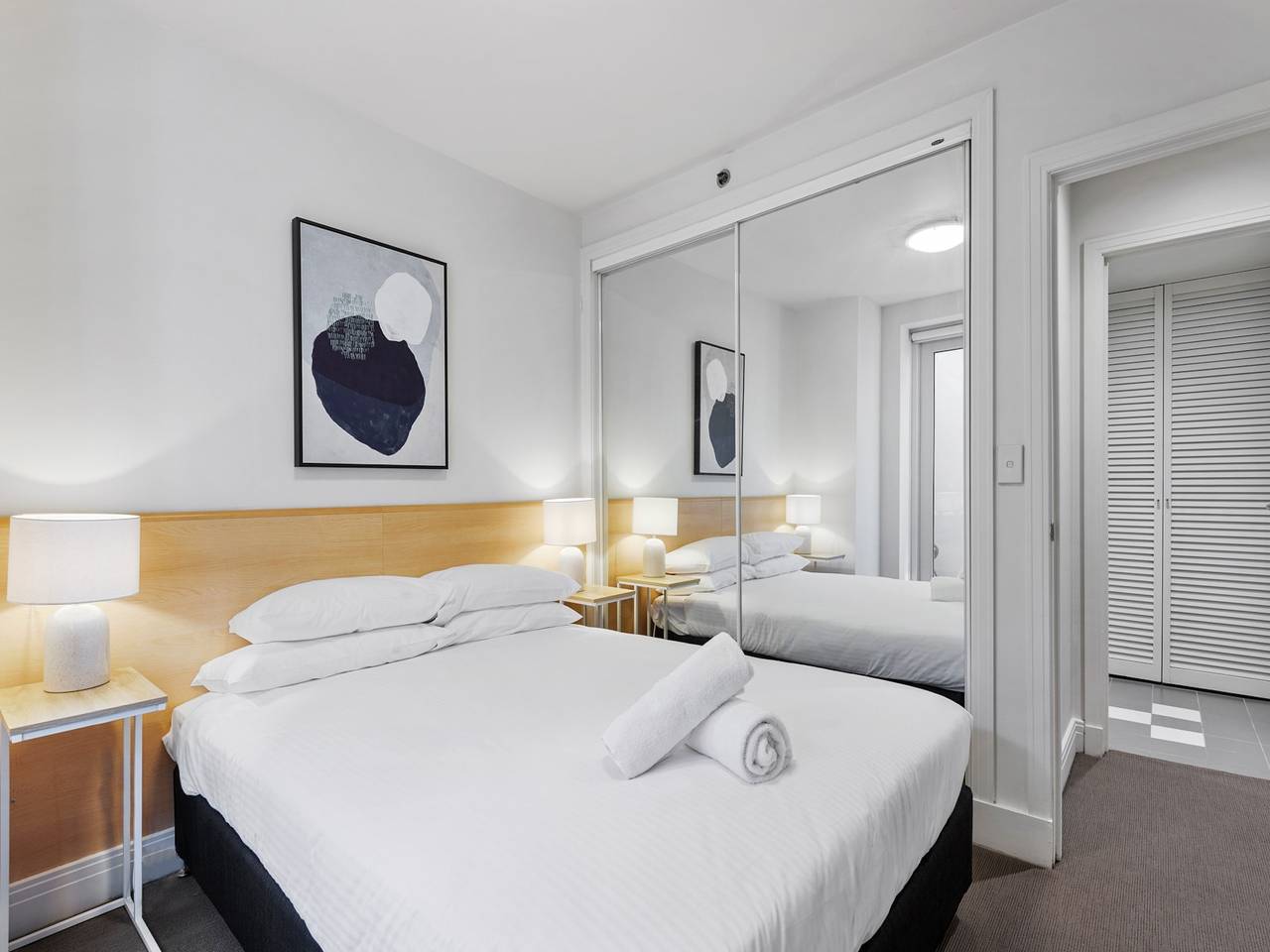 Entire apartment, Chic 1-Bed Apartment Steps From Shopping Street in South Yarra, Melbourne