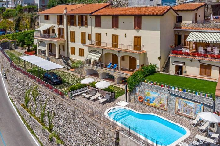Villa per 15 persone, con panorama e giardino nonché piscina, con animali domestici a Scala