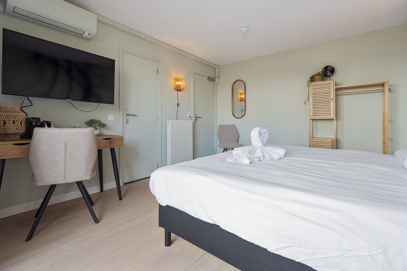 Coastal Inn - Private Room + Balcony in Zandvoort, Niederländische Nordsee