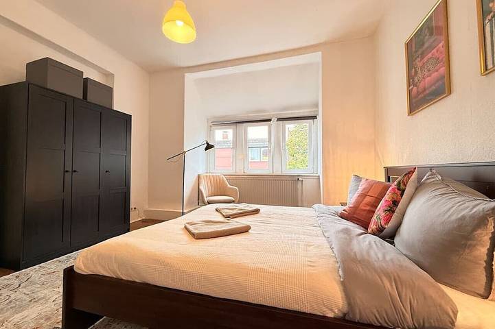 Ganze Wohnung, Elegant 4Br Apartment | Walk to City + Balcony in Oldenburg, Niedersachsen