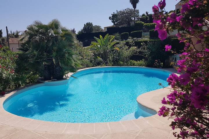 Location de vacances pour 3 personnes, avec terrasse et jardin à Antibes