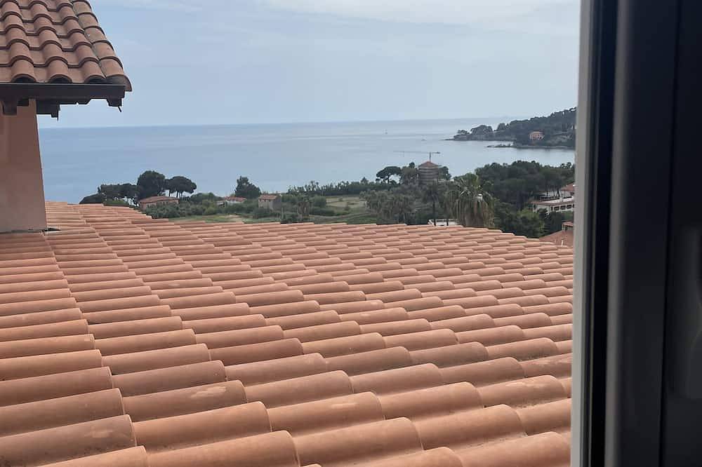 Little house in the hills overlooking the sea. Ideal for young couple in Latte (Ventimiglia), Ventimiglia