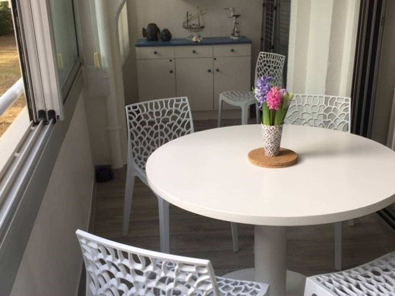 Entire apartment, 2-room cabin apartment with air conditioning for 4 in Grau du Roi with parking in Port Camargue, Le Grau-du-Roi