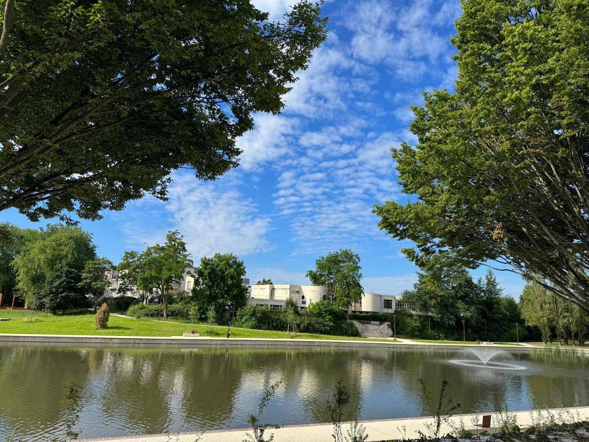 Appartement entier, Lakeside Apt 5Br 110m2 14 guests 15min Disney in Lognes, Seine-et-Marne