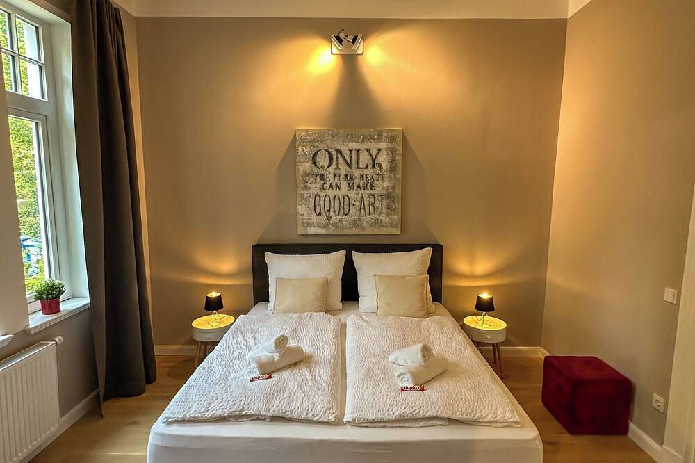 Ganze Wohnung, Uferresidenz: Altbau-Juwel am Küstenkanal mit Terrasse & Garten in Oldenburg, Nordseeküste