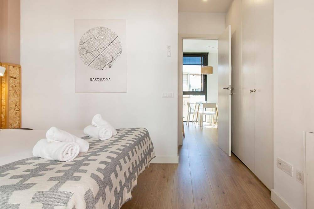 Entire apartment, 21 Bright, cozy Apt. with balcony in Gracia in Barcelona Centre, Barcelona