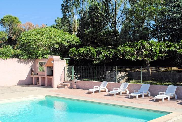 Gîte pour 6 personnes, avec jardin ainsi que terrasse et piscine