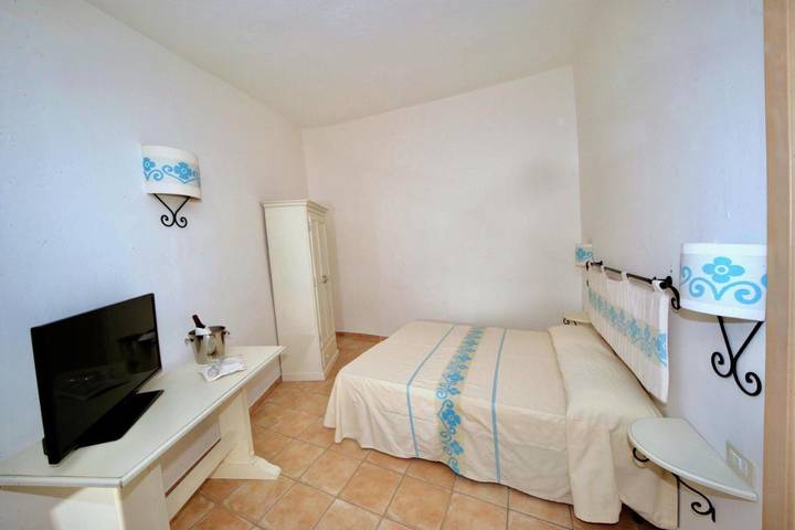 Hôtel pour 3 personnes, avec vue et bassin pour enfant ainsi que jardin et piscine, animaux acceptés à Sorso - 3