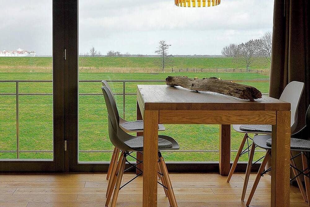 Ferienhaus am Elbdeich mit Schiffsblick bei Stade in Drochtersen, Cuxland