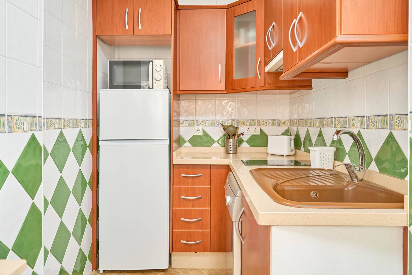 Geheel appartement, Appartement 'Centro Internacional A117' met zeezicht, wifi en airconditioning in Torrox Costa, Torrox