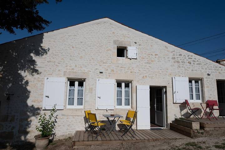 Appartement de vacances pour 2 personnes, avec Jacuzzi et Terrasse ainsi que Jardin et Piscine à Saint-Porchaire