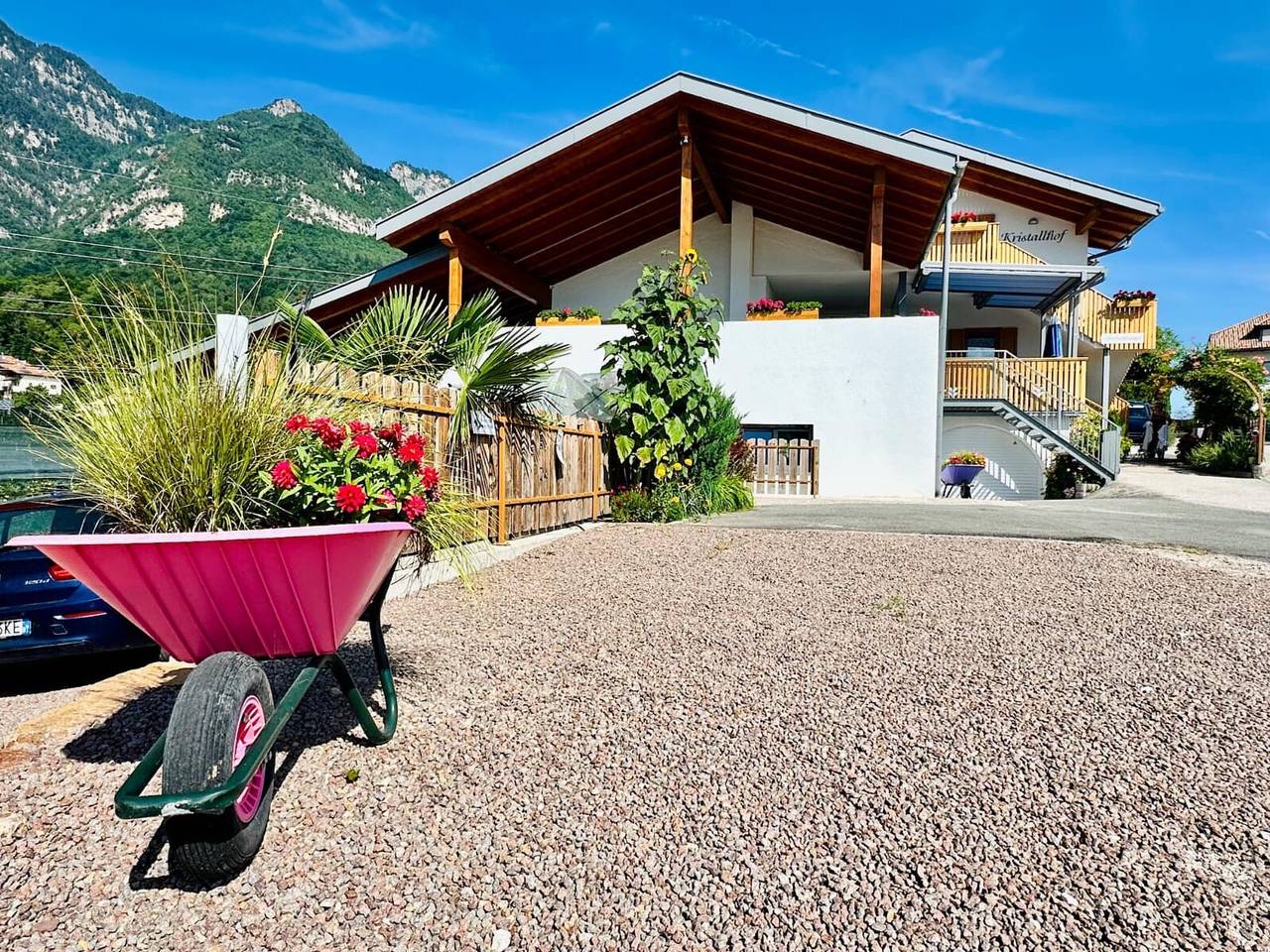 Ganze Wohnung, Dachgeschoss-Apartment "Kristallhof Bergblick" mit Bergblick, Garten und Terrasse in Kalterer See, Kaltern an der Weinstraße