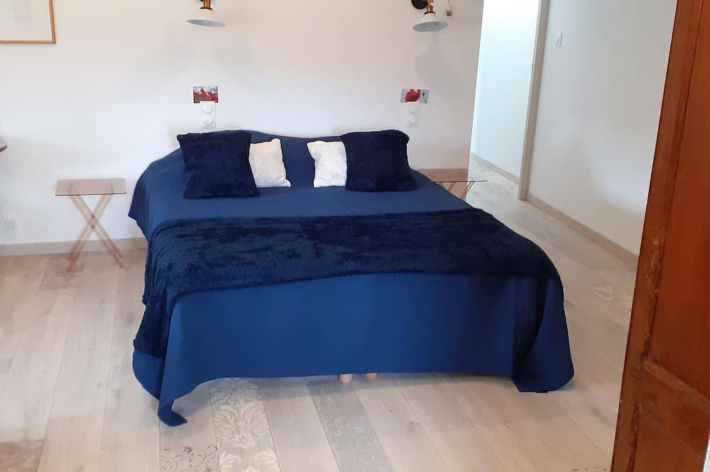 Appartement entier, Appartement Au 2ème Etage Dans Une Batisse Du 19ème Siecle . \nterrasse Au Rdc  . in Venasque, Parc naturel régional du Mont-Ventoux