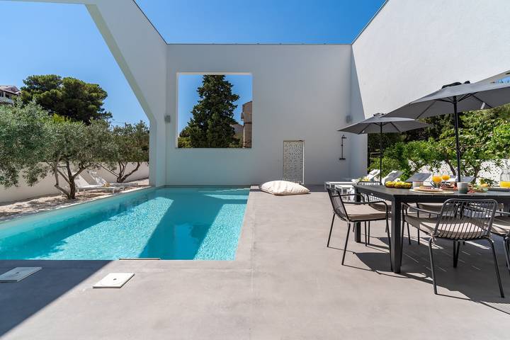 Villa pour 11 personnes, avec Balcon/Terrasse ainsi que Piscine et Sauna à Supetar
