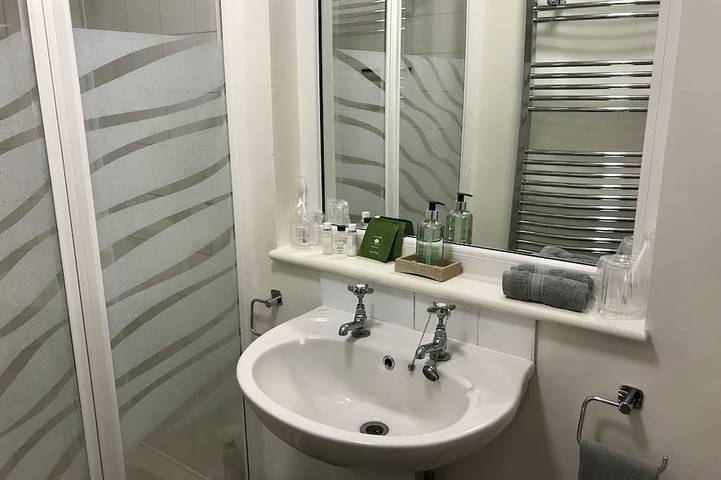 Inclusive, child-friendly, dogs welcome, garden area, near pubs/river/golf in Cookham, Berkshire