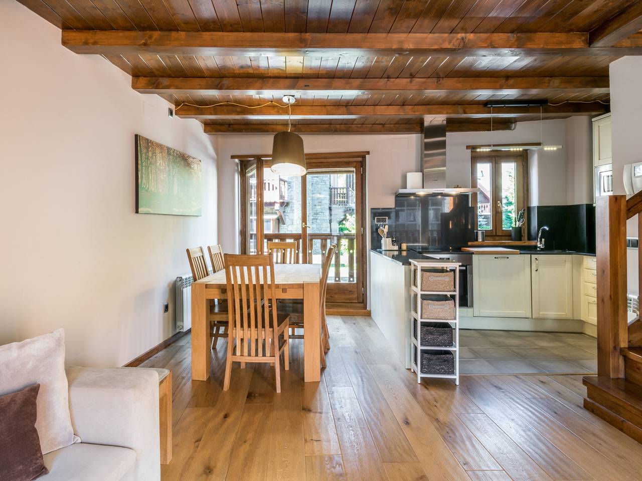 Mountain View Retreat: Cozy Apartment with Fireplace & Internet in Arties, Naut Aran