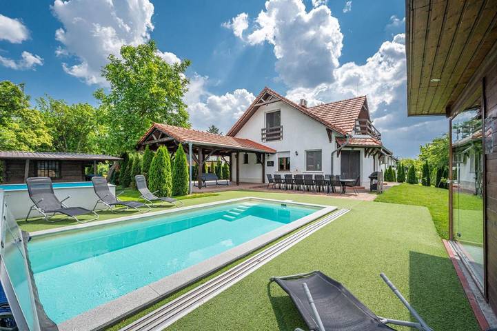 Villa for 12 personer, med Balkon og Jacuzzi såvel som Terrasse og Have i Budapest