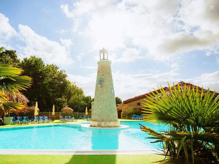 Camping pour 4 personnes, avec bassin pour enfant, animaux acceptés à Soulac-sur-Mer