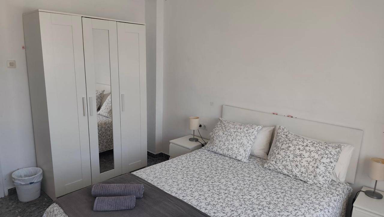 Bnb Lola - Habitacion con Baño privado en el pasillo y aire acondicionado in Puerto Real, Costa de la Luz
