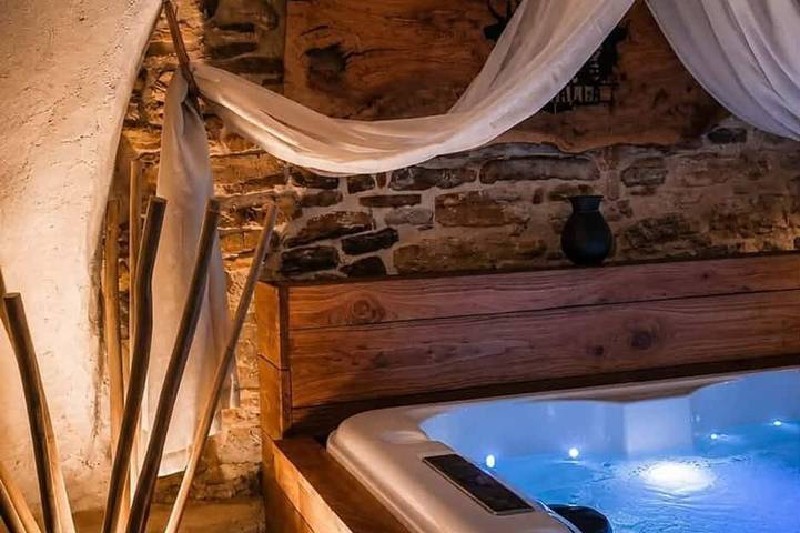 Location de vacances pour 4 personnes, avec Jacuzzi ainsi que Jardin et Sauna à Saint-Hippolyte-de-Caton