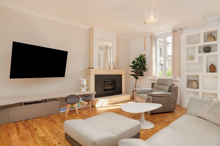 Villa '10 Personnes' con piscina privada, Wi-Fi y aire acondicionado in Montagne, Región de Libourne