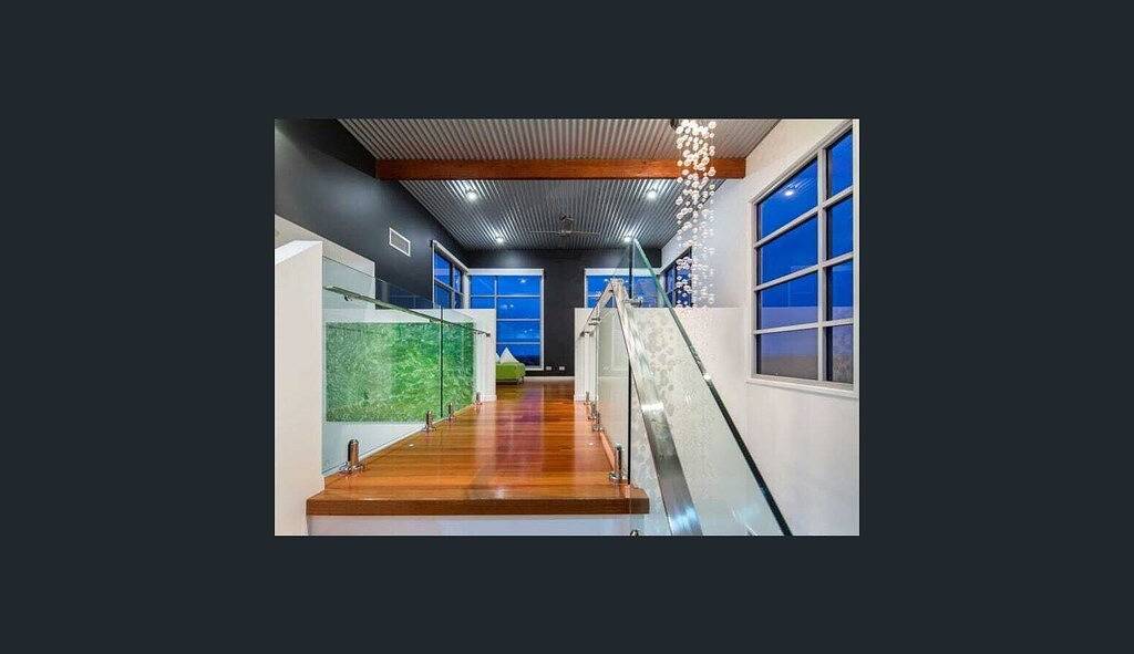 Fraser Island Views - Luxury Family House on the Hill with Panoramic Ocean Views in Hervey Bay, Fraser Coast