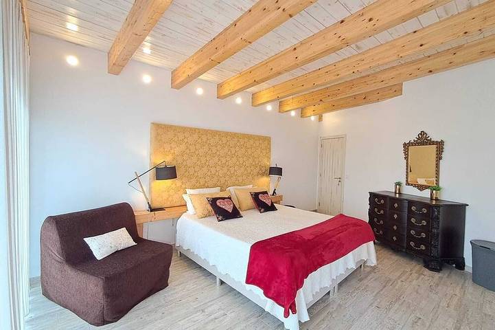 Nira Beach House Eleganc & Charm exclusive pool and sea view in Praia de São Julião, Carvoeira