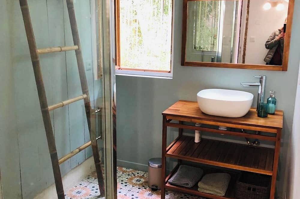 Charming cabin by a lake in the heart of the Landes d'Armagnac forest in Losse, Landes