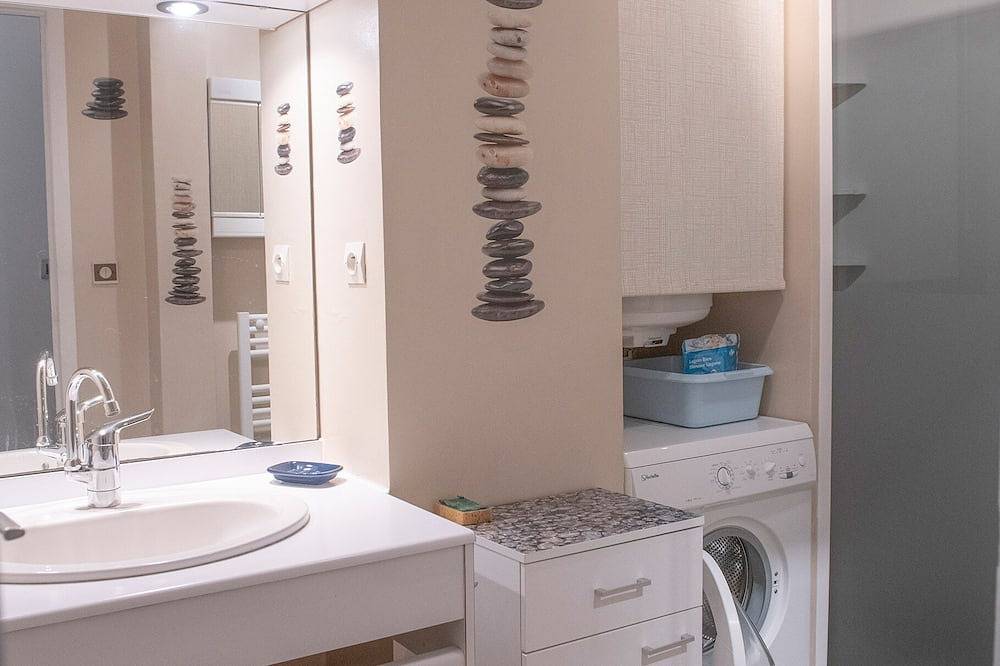 Entire apartment, Between Perros Guirec and Paimpol, T2 apartment, 100 m from the beach, private parking in Trévou-Tréguignec, Pink Granite Coast