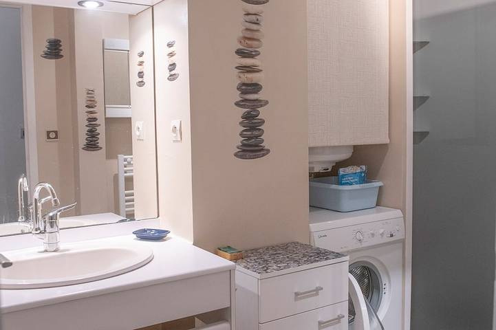 Ganze Wohnung, Between Perros Guirec and Paimpol, T2 apartment, 100 m from the beach, private parking in Trévou-Tréguignec, Rosa Granitküste