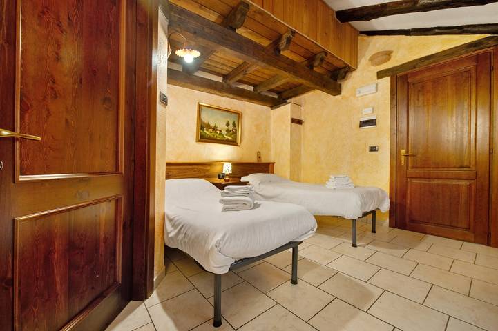 Room '6' with Shared Terrace, Shared Garden and Wi-Fi in Chanavey, Rhêmes-Notre-Dame