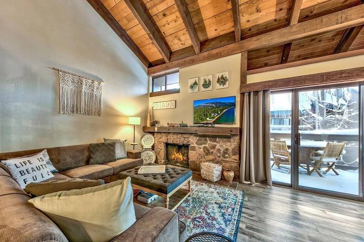 Vacation home for 6 people, with sauna and pool as well as hot tub and balcony in South Lake Tahoe