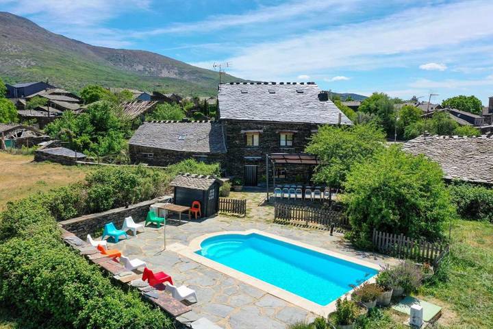 Casa rural para 18 personas, con Terraza además de Piscina y Vistas en Retiendas