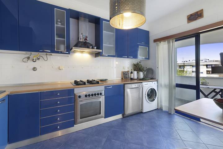Ganze Wohnung, Ferienwohnung Duplex com terraço na Charneca mit Terrasse, Balkon und Wlan in Charneca de Caparica e Sobreda, Halbinsel von Setúbal