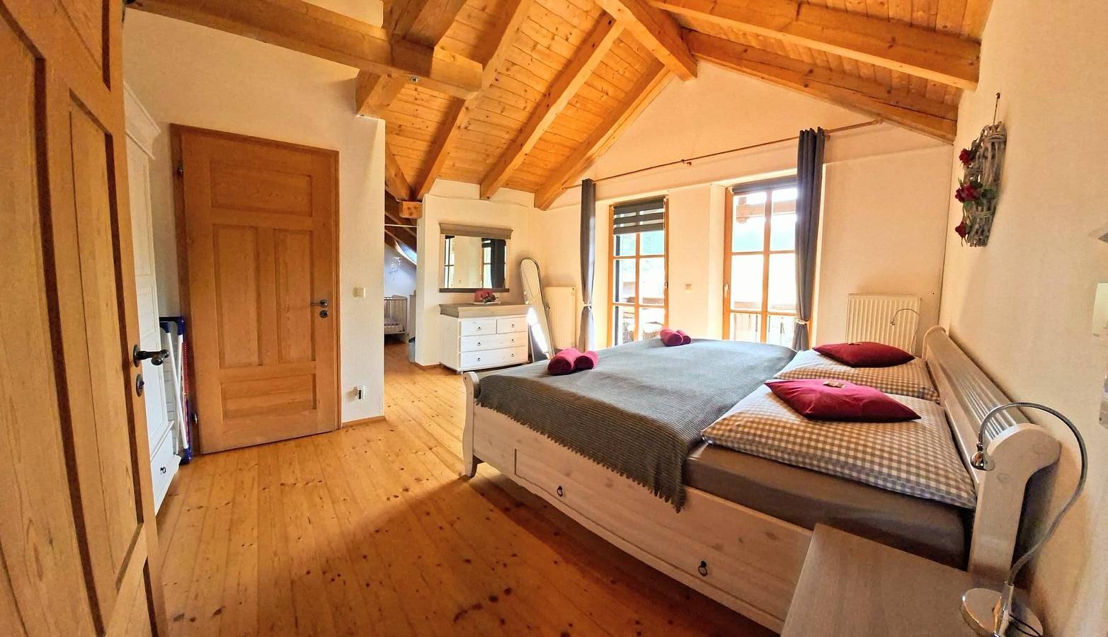Ferienwohnung zum Forsthaus mit Sauna 180m² + Garten - Ferienwohnung zum Forsthaus (180 qm) in Oberviechtach, Naturpark Oberpfälzer Wald