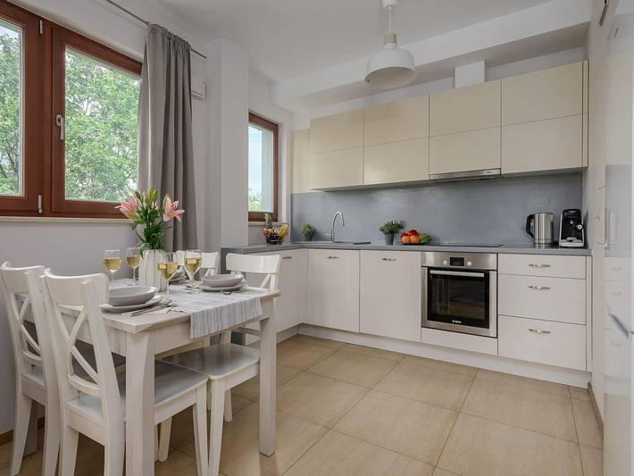 Ganze Wohnung, Gemütliches Apartment mit privatem Parkplatz in Warschau, Masowien