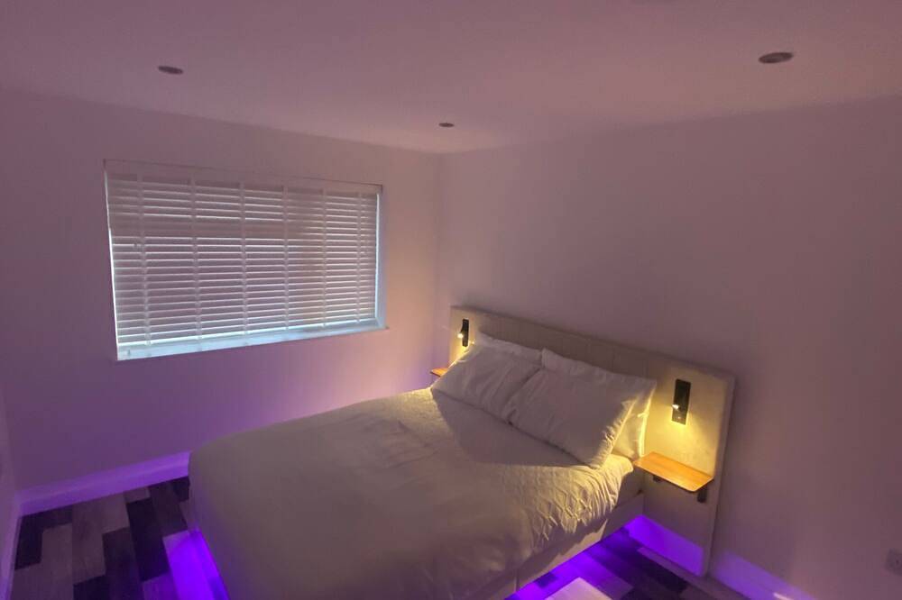 Entire apartment, Spacious 1-Bed Apartment - Sleeps 2 & Parking in Truro, Cornwall