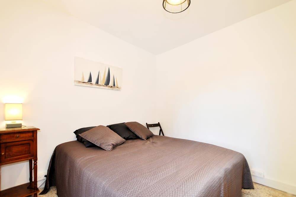 Nice home in Bizanet with kitchen in Bizanet, Narbonne region