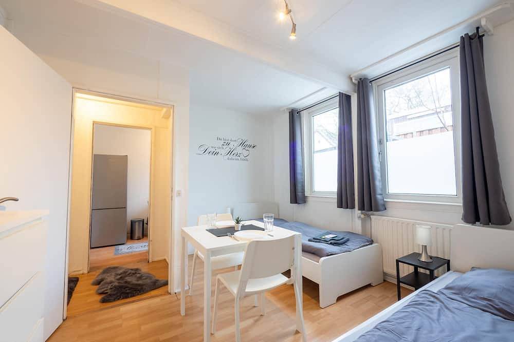 Ganze Wohnung, Monteurwohnung mit Terrasse für 7 Personen – Wlan, Tv, Küche – Ahrensburg Nähe Hamburg in Ahrensburg, Kreis Stormarn