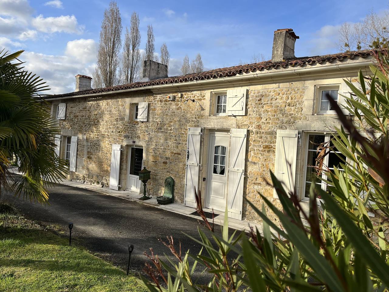 Petite maison 'Gîte La Baragane' avec terrasse partagée, jardin partagé et Wi-Fi in Taillant, Région de Saint-Jean-d'Angély