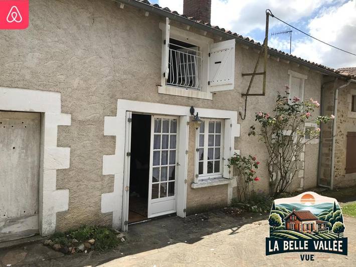 Location de vacances pour 6 personnes, avec piscine ainsi que jardin et vue à Queaux