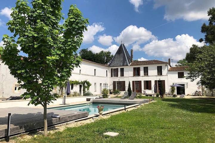 Gîte pour 15 personnes, avec terrasse ainsi que jardin et piscine