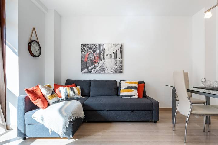 Entire apartment, 'Beach Apartment' with Mountain View, Balcony & Wi-Fi in Fuengirola Centre, Fuengirola