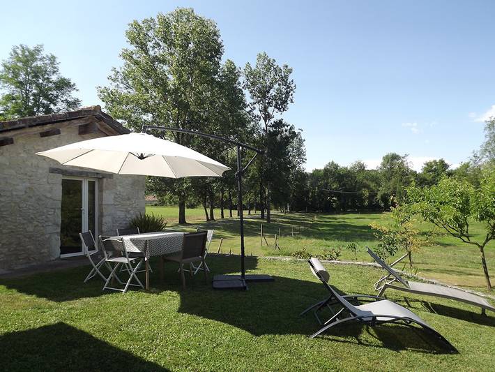 Gîte pour 4 personnes, avec piscine ainsi que jardin et terrasse
