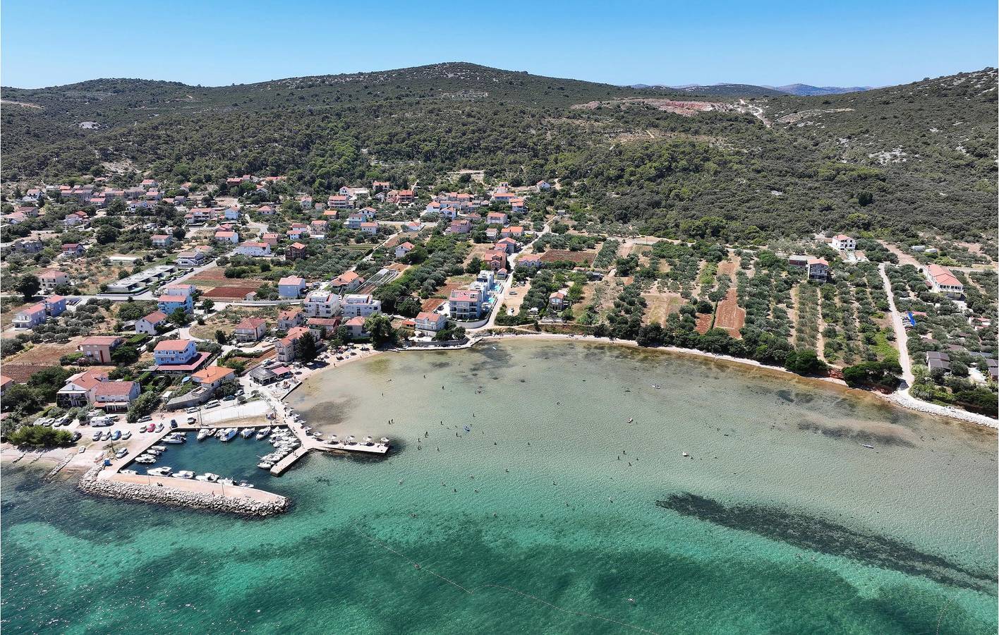 Reizende 2-Zimmer-Wohnung mit Pool, Terrasse und Strandzugang in der Nähe in Ugrinici, Kraj